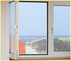 Blick aus dem Fenster auf die See