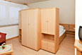 Wohnung 7 - Raumteiler vor dem Doppelbett