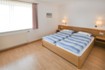 Geräumiges Schlafzimmer mit Doppelbett
