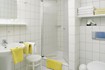 Bad mit Dusche und WC