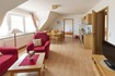 Blick von der Sitzgruppe aus in Richtung Küche und das Schlafzimmer für zwei Personen