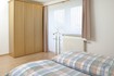 Schlafzimmer mit Doppelbett und großem Schrank