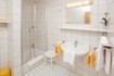 Bad mit Dusche und WC