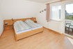 Geräumiges Schlafzimmer mit Doppelbett und Zugang zum Balkon (Südseite)