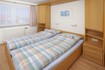 Schlafzimmer mit Doppelbett (Fenster zur Seeseite)