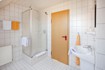 Bad mit Dusche und WC