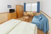 Wohn- /Schlafraum mit Doppelbett, 
Sofa, Sat-TV  und Eßtisch