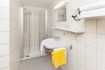 Bad mit Dusche und WC