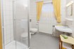 Bad mit Dusche und WC