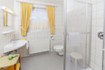 Bad mit Dusche und WC